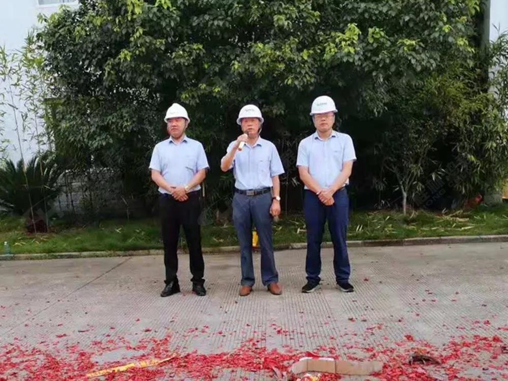 桂林鴻程董事長容平勛發表致辭桂林鴻程機電設備有限公司廠區2#生產廠房開工大吉！